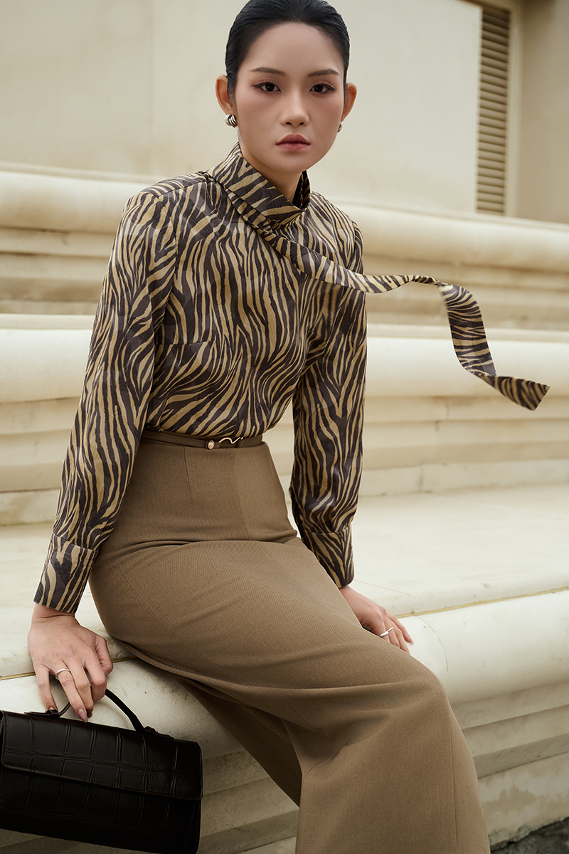 Chân váy dài đai kẹp sườn đính cúc Sơ mi DT hoạ tiết cổ cao, buộc nơ