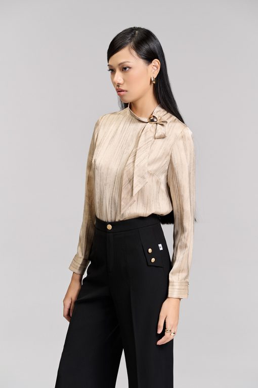 Sơ mi DT hoạ tiết, cổ tạo nơ đính tag TT