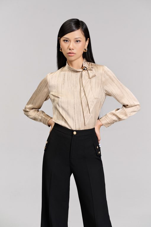 Sơ mi DT hoạ tiết, cổ tạo nơ đính tag TT