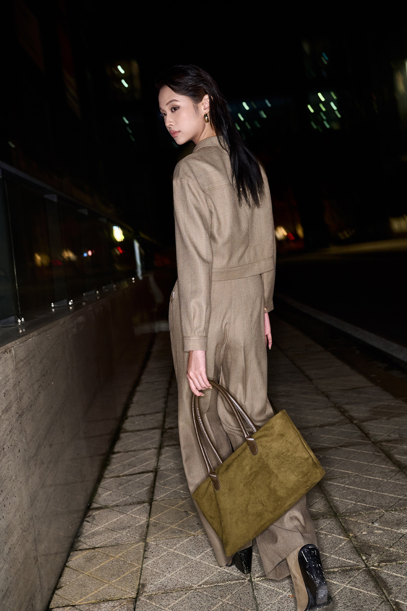 Quần suông kẻ Áo kiểu croptop can ngực kẹp cá trang trí