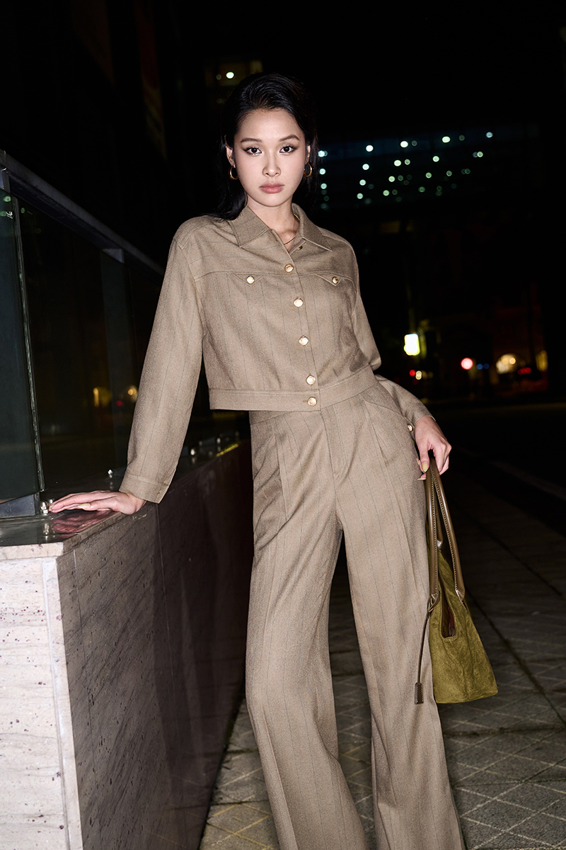 Quần suông kẻ Áo kiểu croptop can ngực kẹp cá trang trí