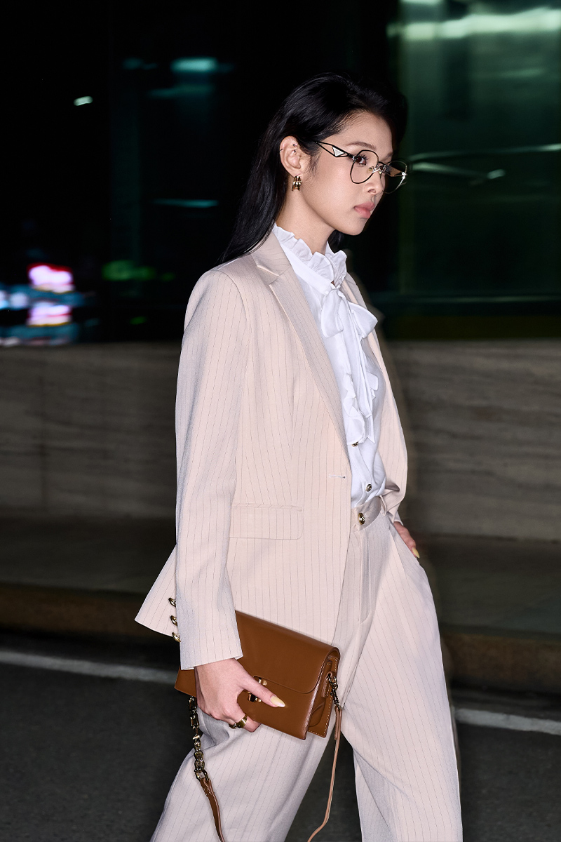 Quần suông kẻ cạp can xéo Áo vest suông ve cổ cách điệu