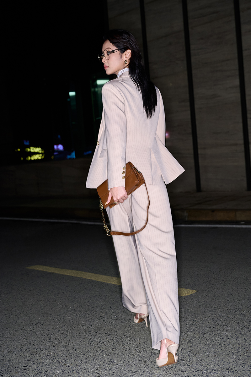 Quần suông kẻ cạp can xéo Áo vest suông ve cổ cách điệu