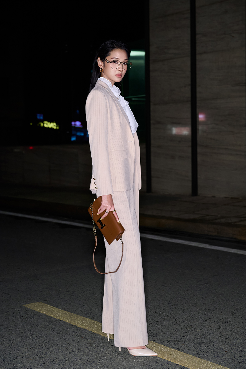 Quần suông kẻ cạp can xéo Áo vest suông ve cổ cách điệu