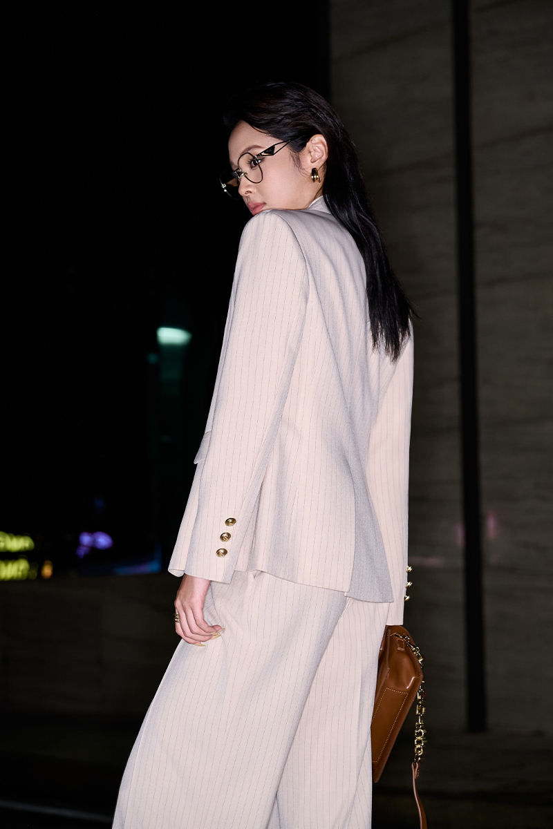 Quần suông kẻ cạp can xéo Áo vest suông ve cổ cách điệu