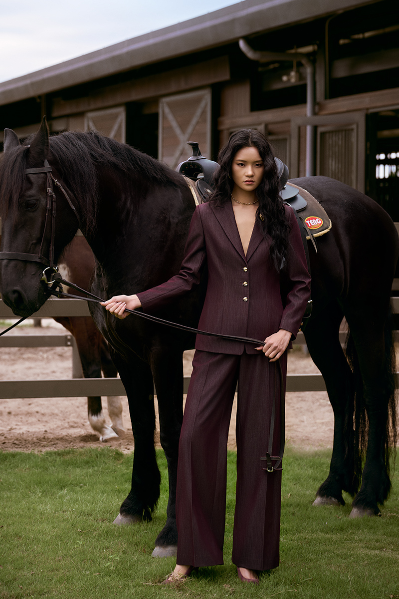 Quần suông bong hông cách điệu Áo vest ôm cổ 2 ve đính cúc trang trí