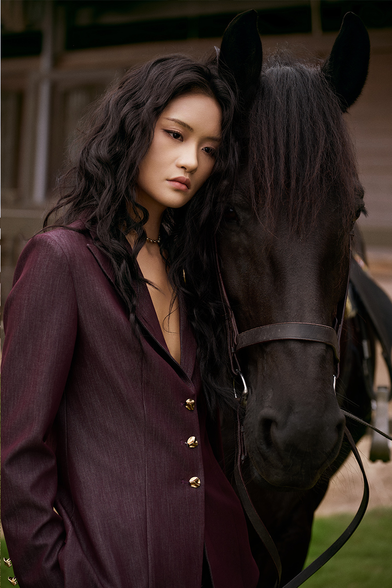 Quần suông bong hông cách điệu Áo vest ôm cổ 2 ve đính cúc trang trí