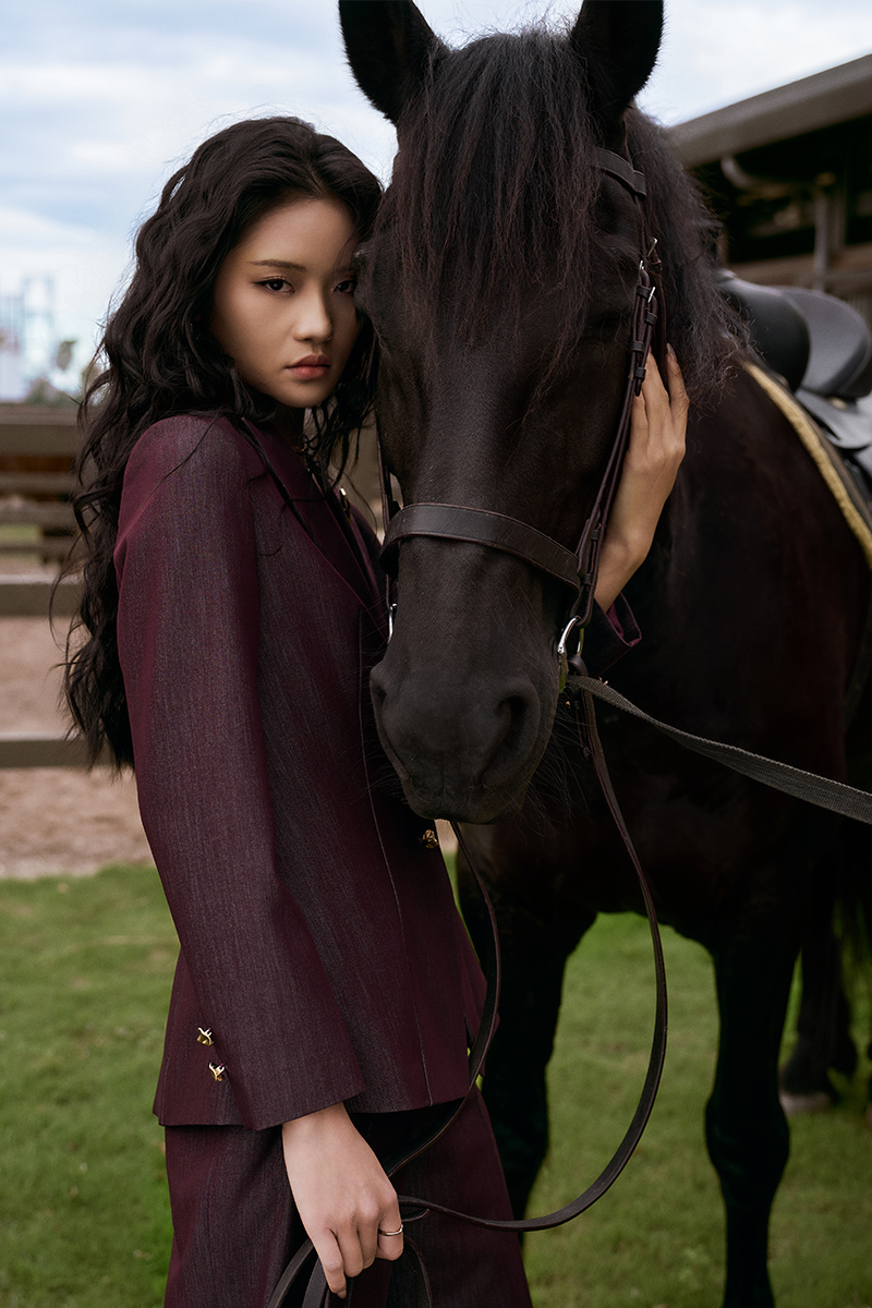 Quần suông bong hông cách điệu Áo vest ôm cổ 2 ve đính cúc trang trí