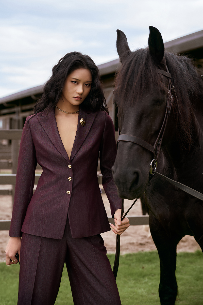 Quần suông bong hông cách điệu Áo vest ôm cổ 2 ve đính cúc trang trí