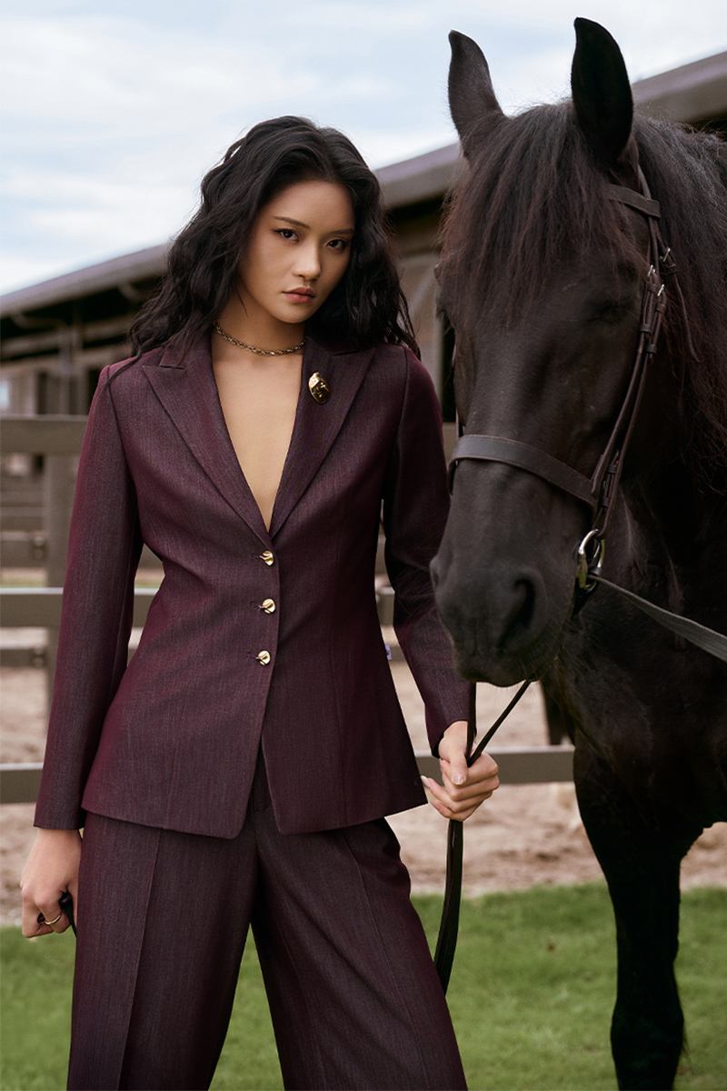 Áo vest ôm cổ 2 ve đính cúc trang trí Áo vest ôm cổ 2 ve đính cúc trang trí