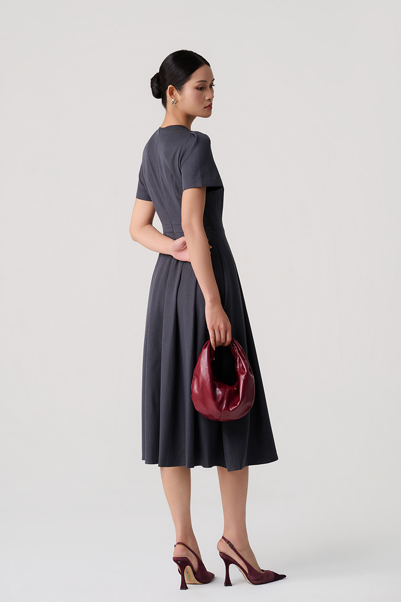 Đầm xoè cổ V bong vao 1 bên Đầm xoè cổ V bong vao 1 bên