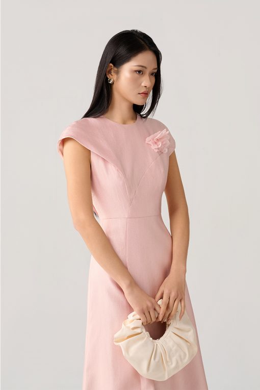 Đầm xòe tay liền thân cài hoa ngực