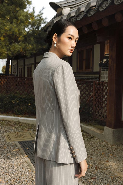 Áo vest suông ôm ve cách điệu