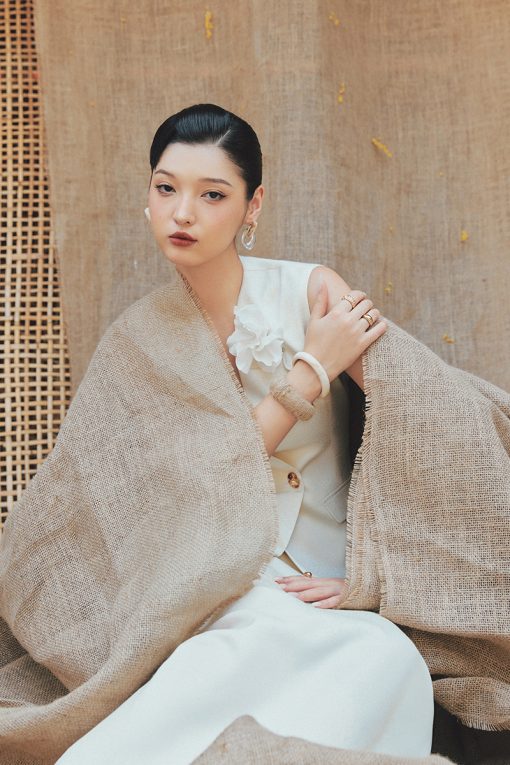 Áo khoác gile ly xúp gấu, ngực cài hoa