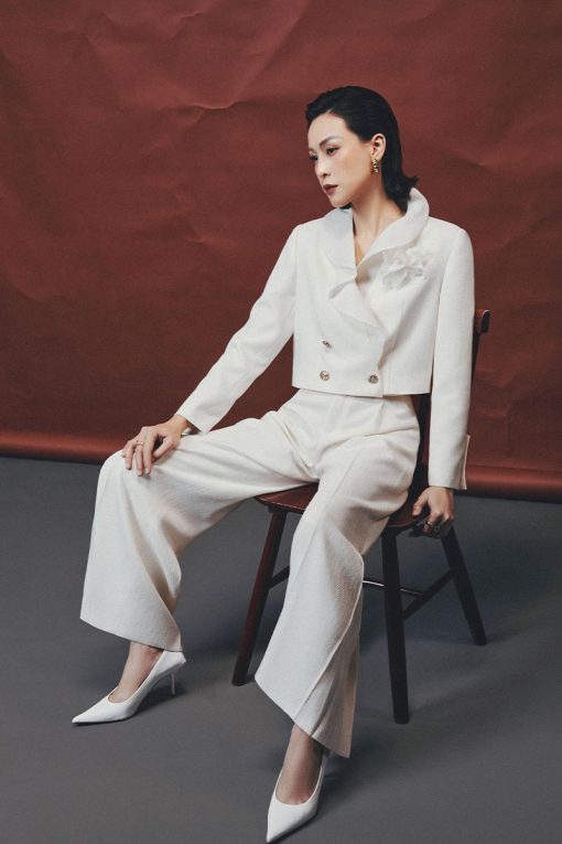 Áo khoác text cổ bèo phối cài hoa