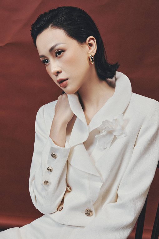 Áo khoác text cổ bèo phối cài hoa