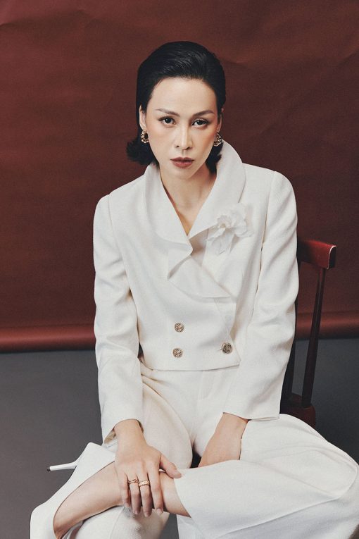 Áo khoác text cổ bèo phối cài hoa