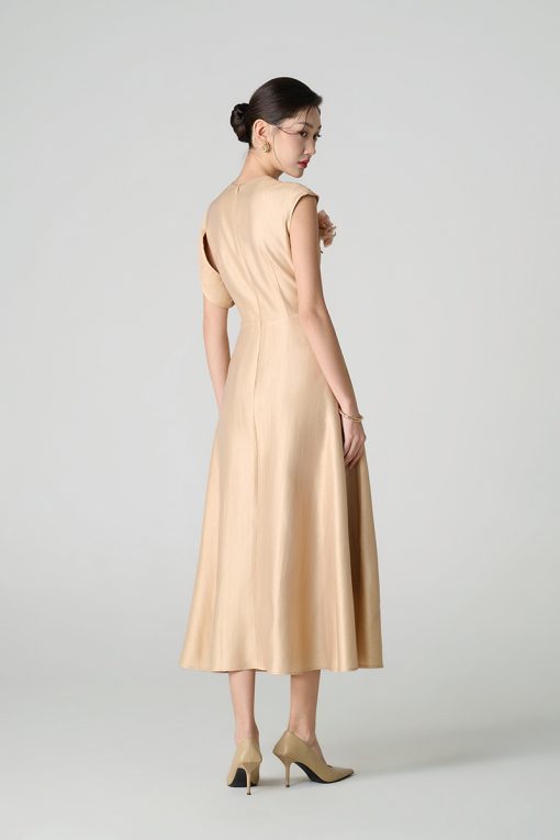 Đầm party vai chờm bong cách điệu cài hoa