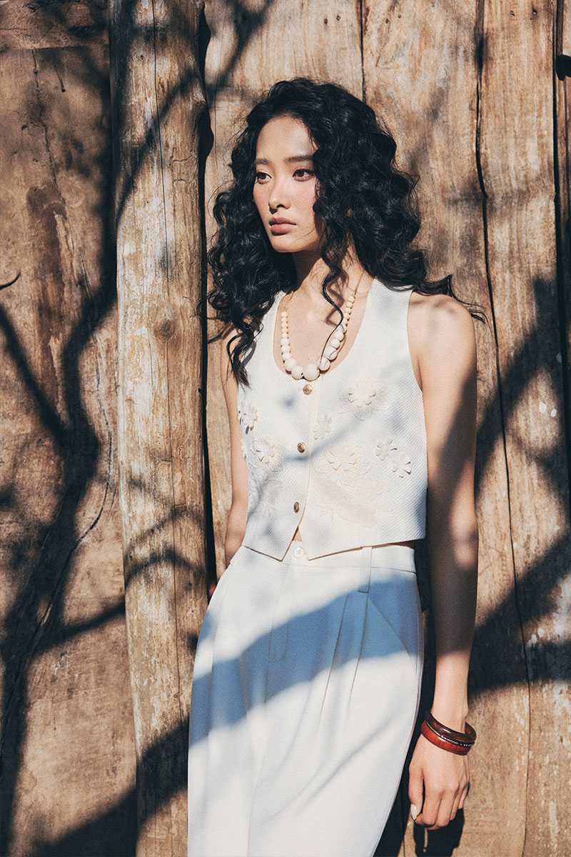 Áo gile đính hoa ren 3D