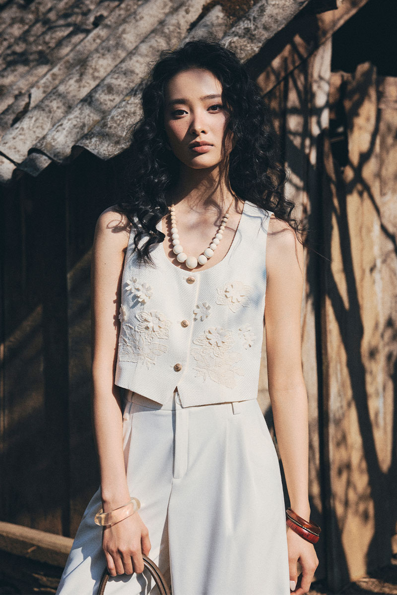 Áo gile đính hoa ren 3D