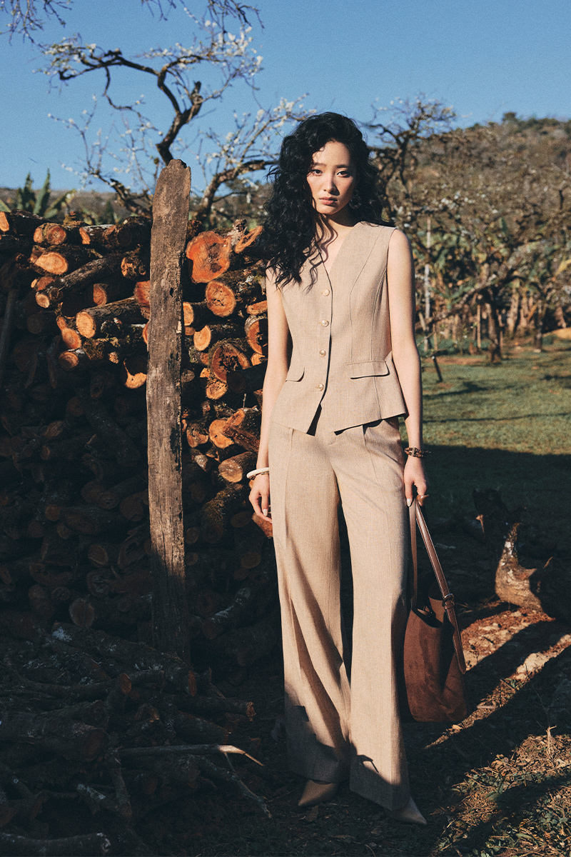 Quần suông moi vát cong, túi đính cúc