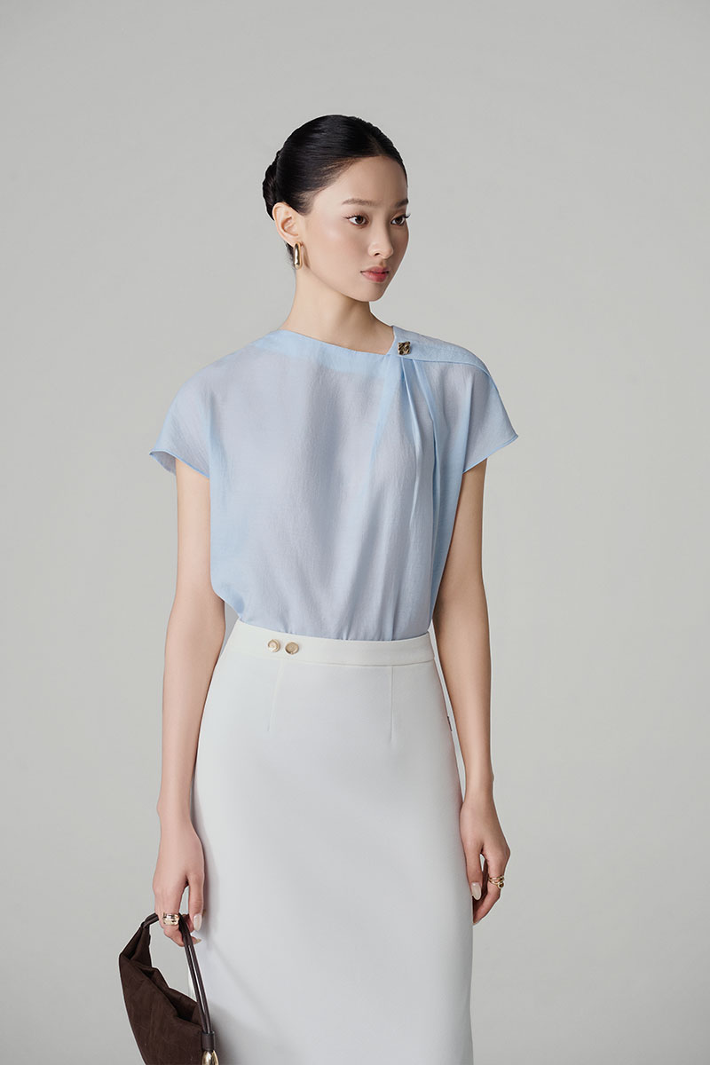 Sơ mi CT tay liền, cổ xếp ly lệch đính cúc