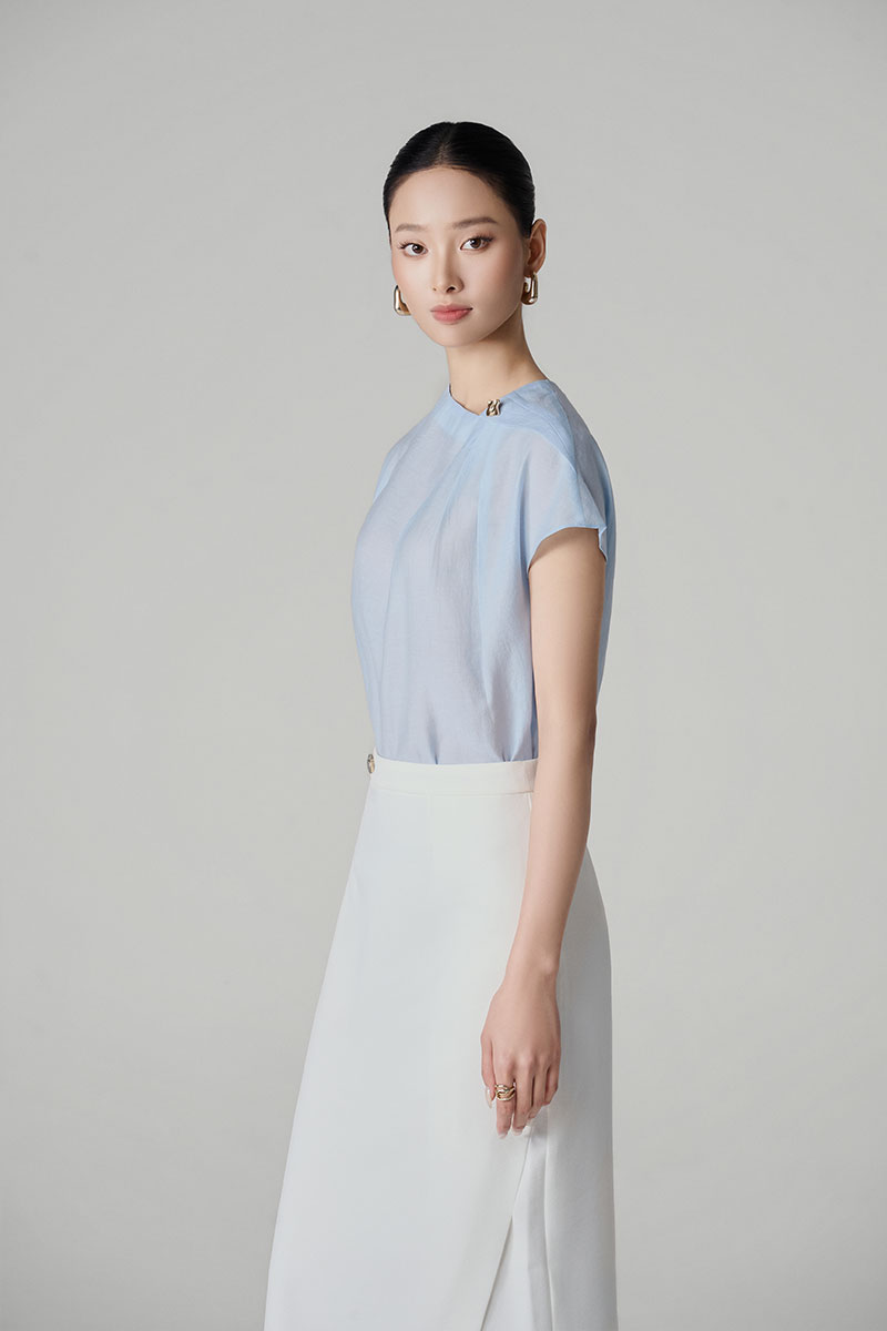 Sơ mi CT tay liền, cổ xếp ly lệch đính cúc