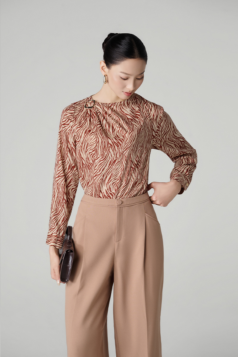 Sơ mi DT xếp ly vai lệch luồn khoen