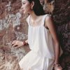 Áo kiểu 2 dây giật gấu vạt lệch