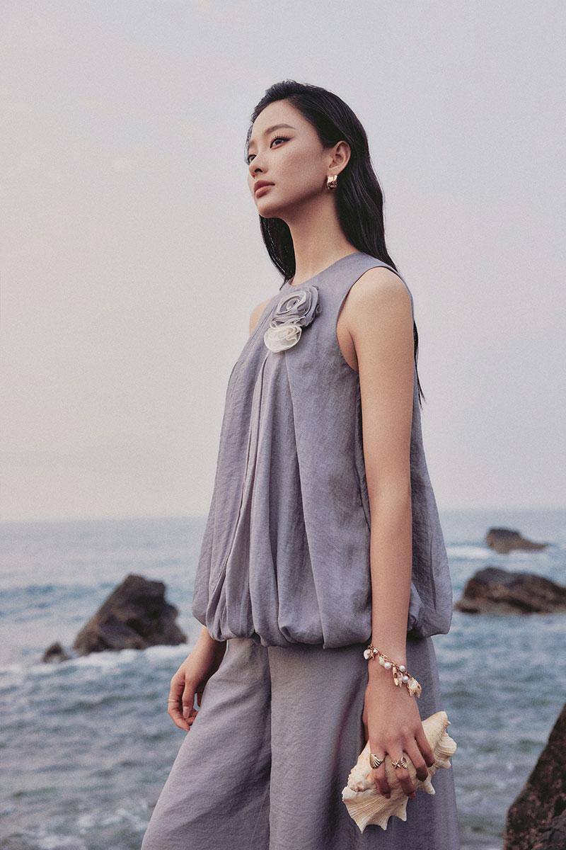 Áo kiểu sát nách xếp ly thân túm gấu