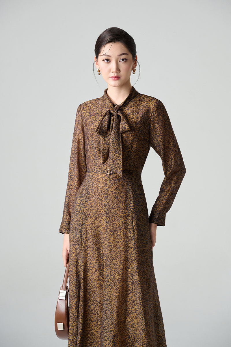 Đầm xoè hoạ tiết nơ cổ đai eo