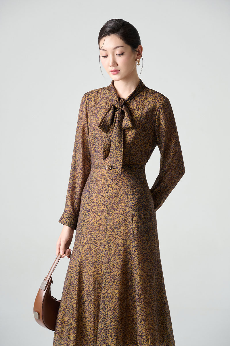 Đầm xoè hoạ tiết nơ cổ đai eo