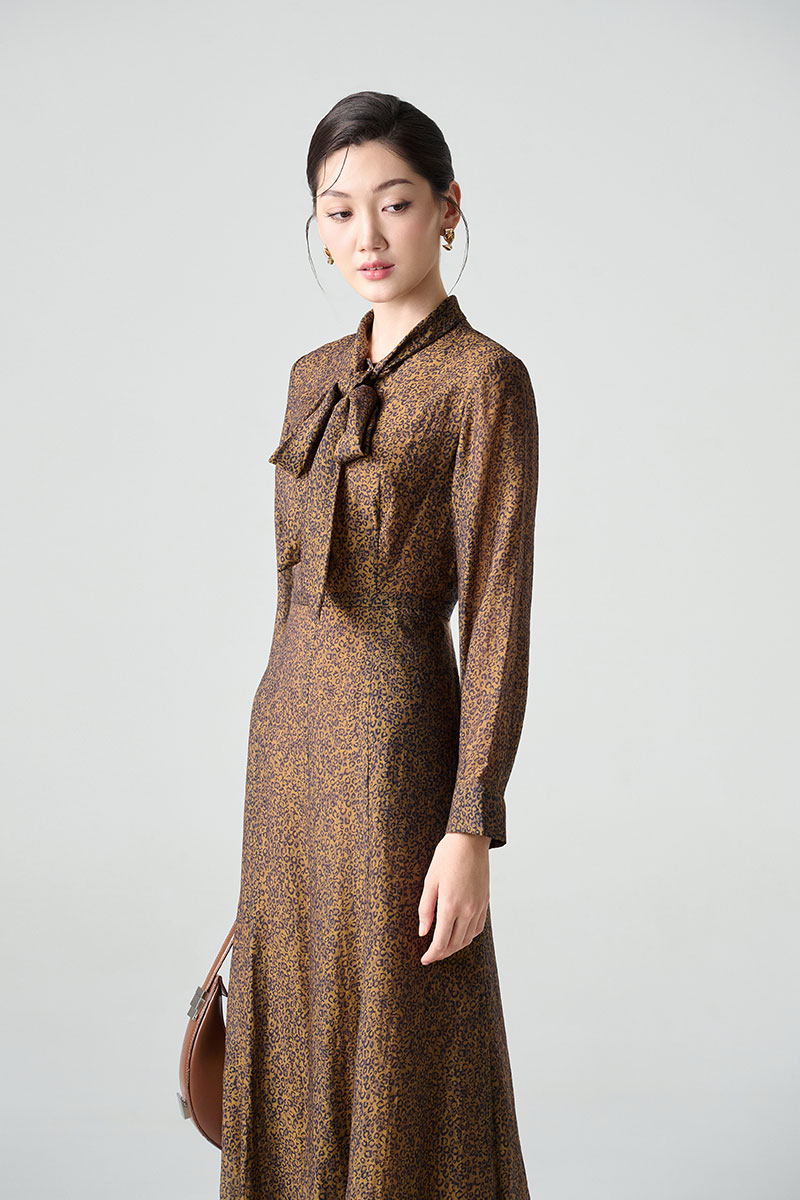 Đầm xoè hoạ tiết nơ cổ đai eo