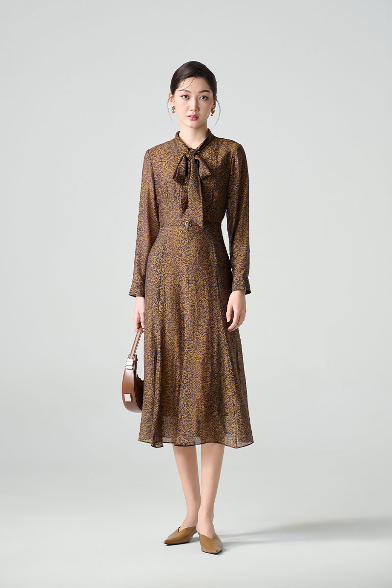 Đầm xoè hoạ tiết nơ cổ đai eo