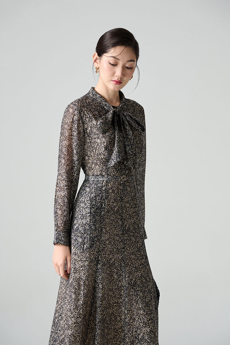 Đầm xoè hoạ tiết nơ cổ đai eo