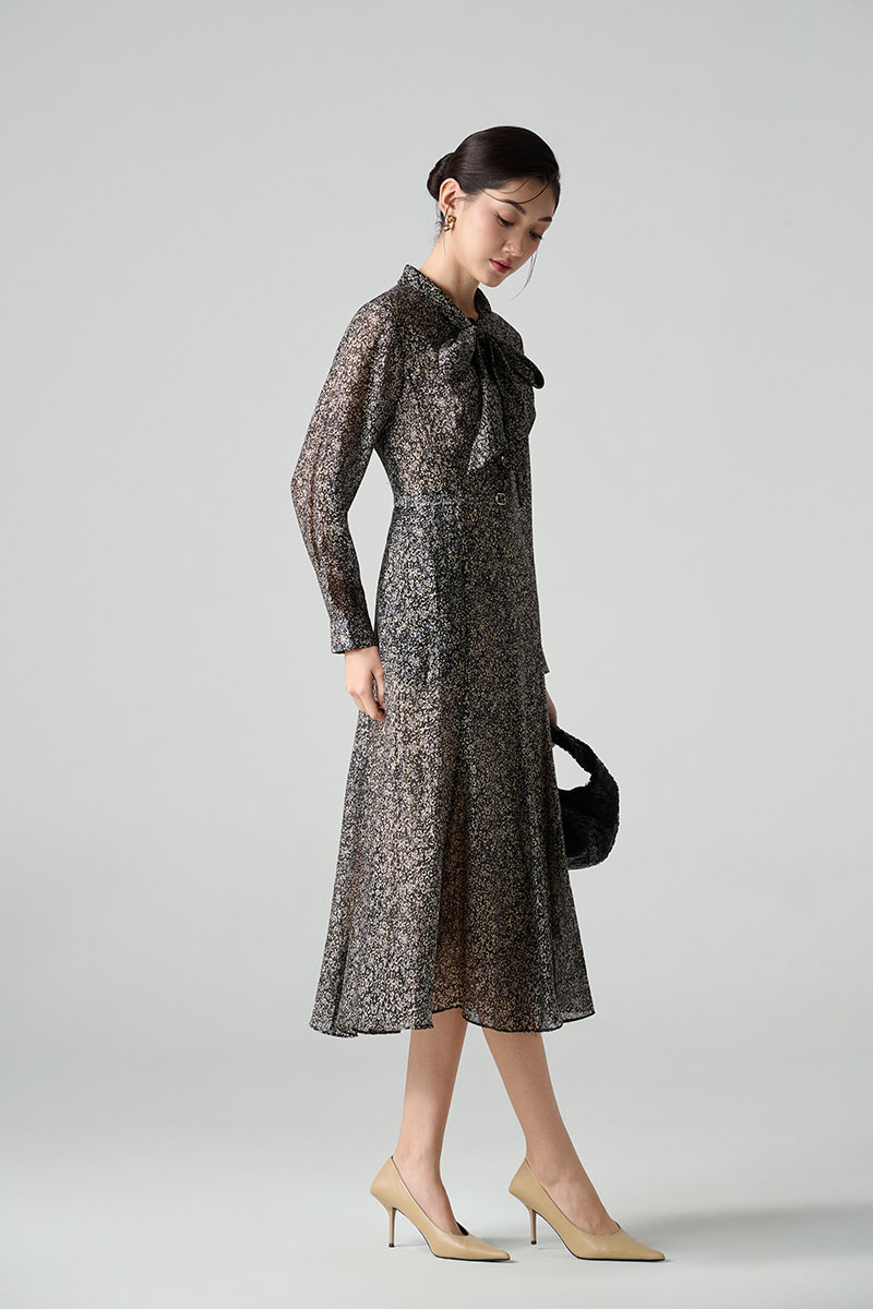 Đầm xoè hoạ tiết nơ cổ đai eo