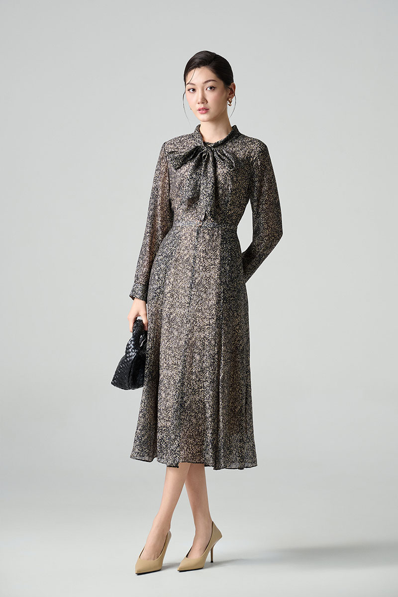 Đầm xoè hoạ tiết nơ cổ đai eo