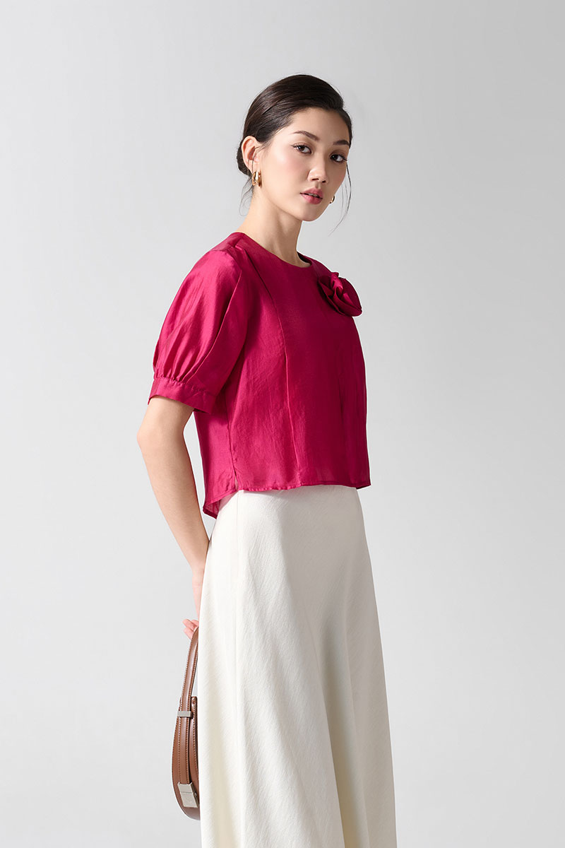 Sơ mi CT xếp ly dọc thân, hoa đính ngực