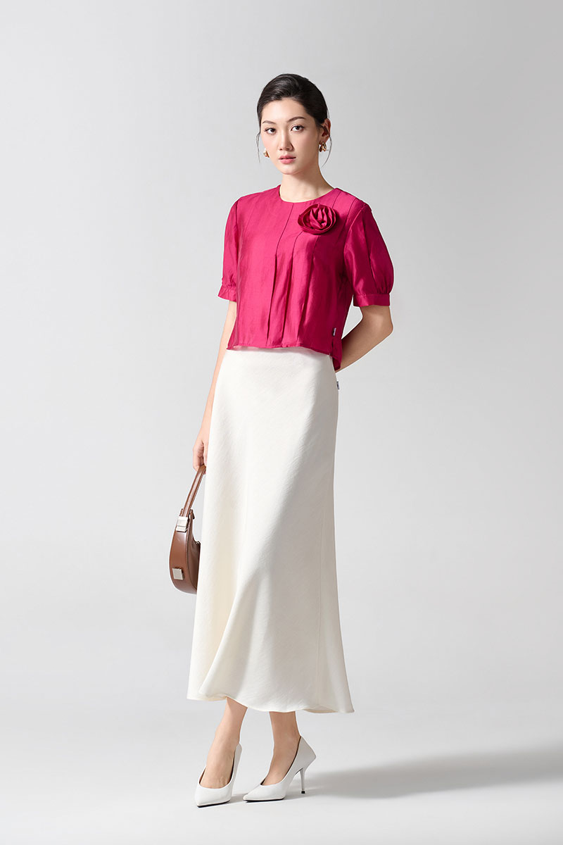 Sơ mi CT xếp ly dọc thân, hoa đính ngực