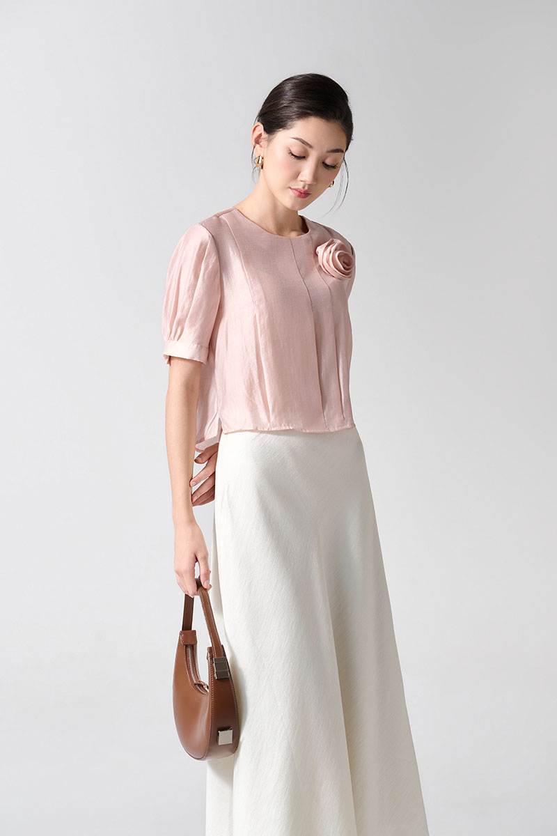 Sơ mi CT xếp ly dọc thân, hoa đính ngực