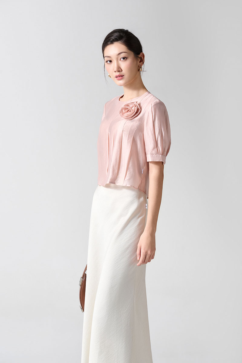 Sơ mi CT xếp ly dọc thân, hoa đính ngực