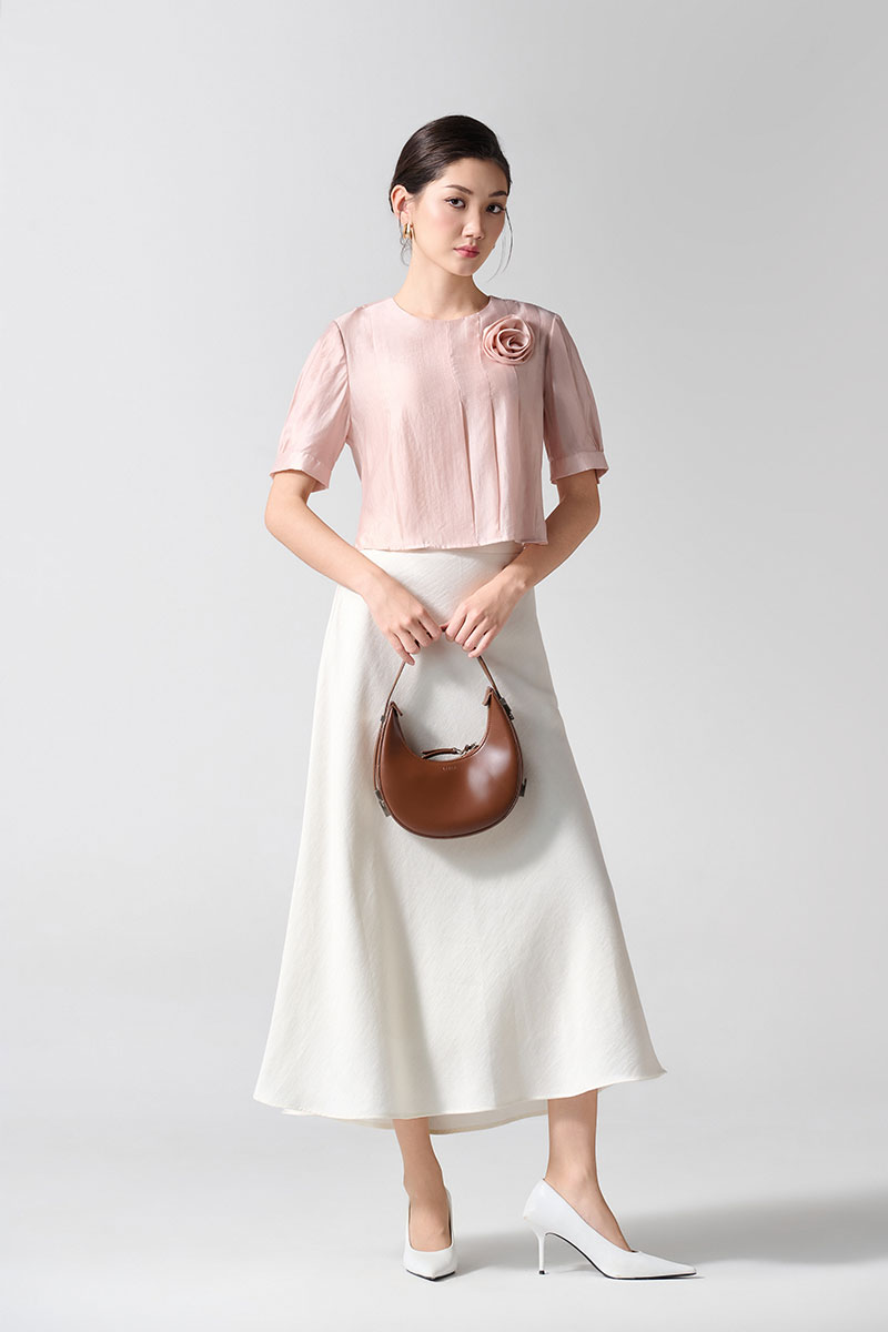 Sơ mi CT xếp ly dọc thân, hoa đính ngực