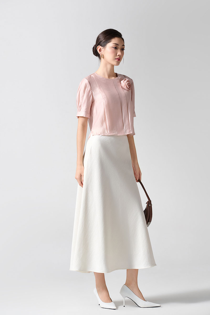 Sơ mi CT xếp ly dọc thân, hoa đính ngực