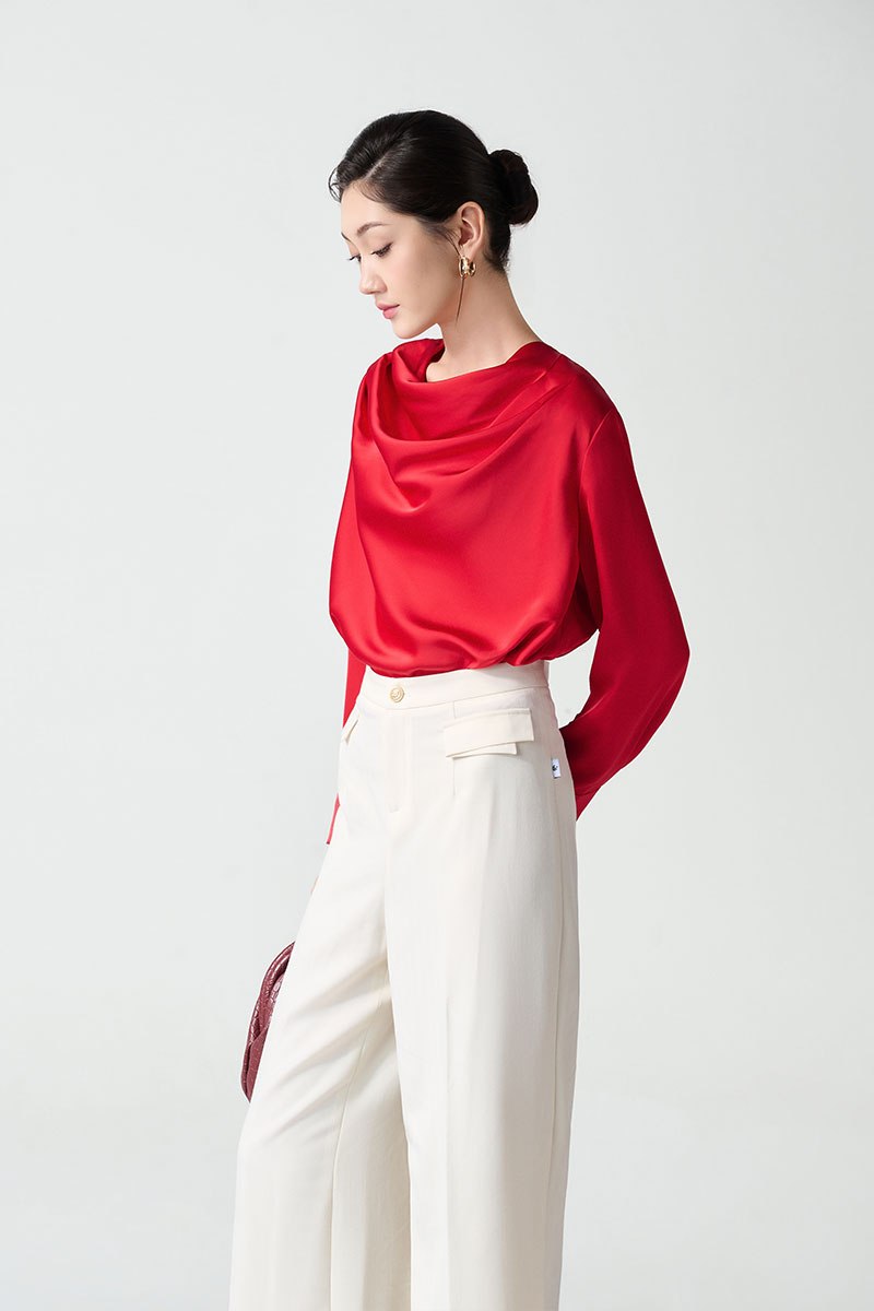 6 mẫu vest trắng nữ cho quý cô yêu thích phong cách "white on white" Sơ mi DT cổ đổ vai xếp ly