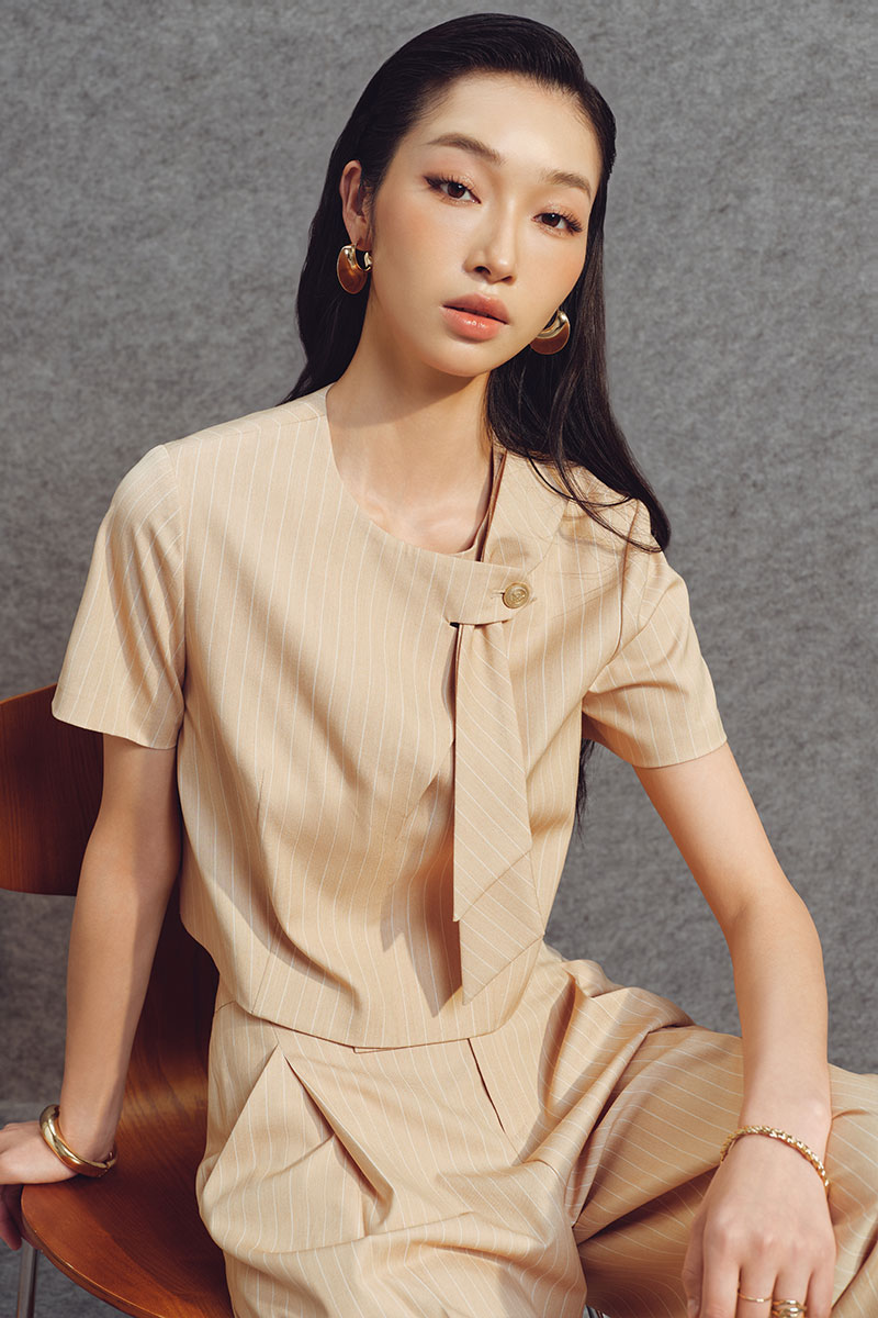 Sơ mi kiểu croptop cổ cài lệch đính nơ