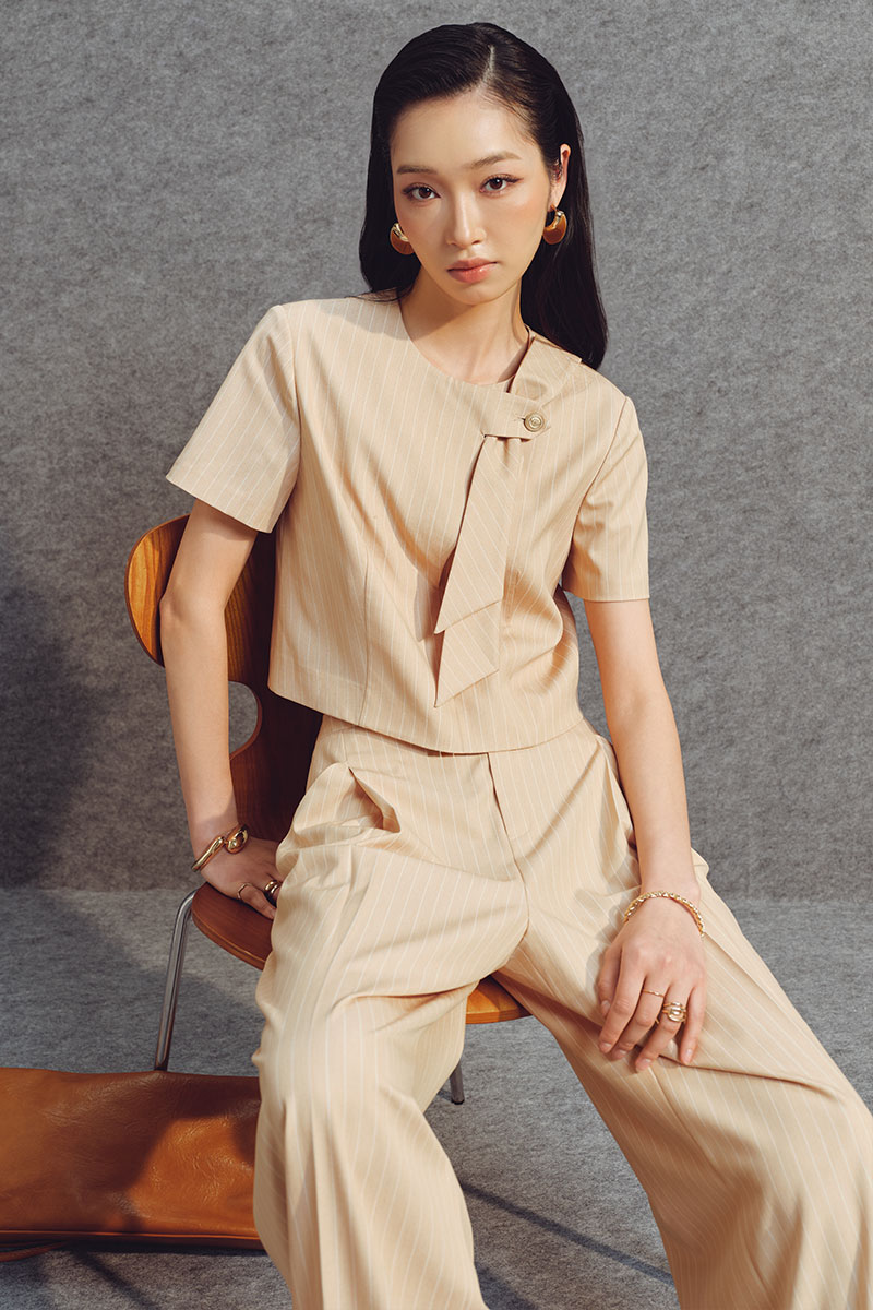 Sơ mi kiểu croptop cổ cài lệch đính nơ