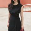 Đầm ôm chờm vai, ngực bóng đính cúc