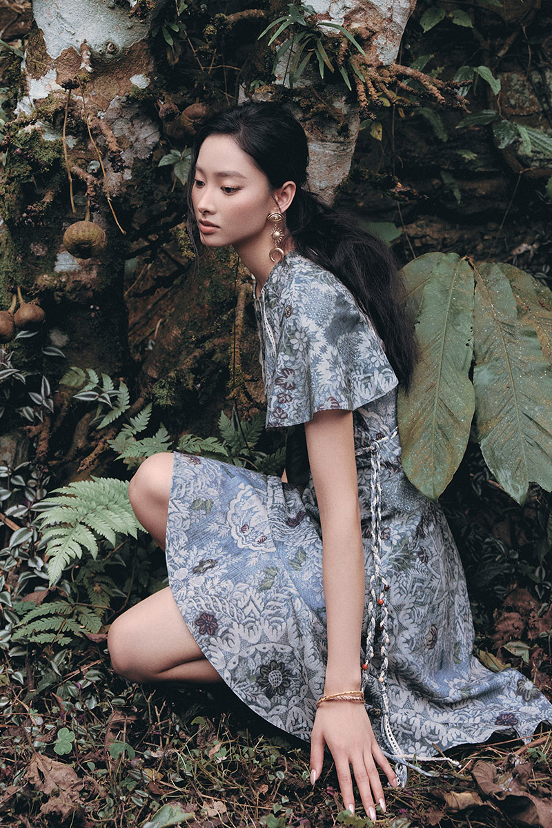 Đầm xoè hoạ tiết đè dây trang trí