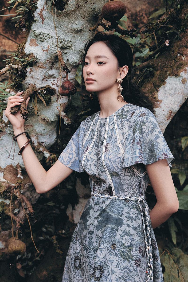 Đầm xoè hoạ tiết đè dây trang trí