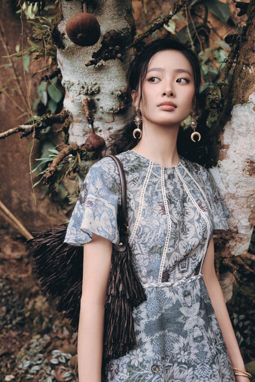 Đầm xoè hoạ tiết đè dây trang trí